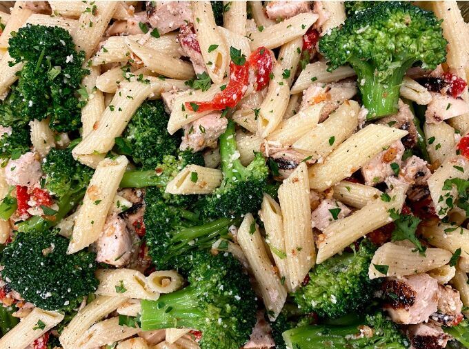 Penne with broccoli, chicken and roasted peppers